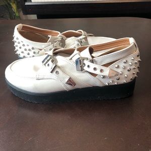 White spiked creepers